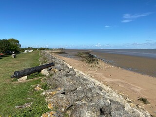 Canon sur une plage, estuaire de la Gironde, Médoc