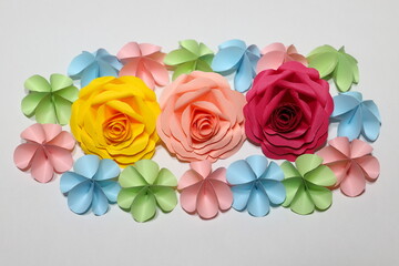 折り紙で作った手作りのバラの花