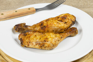 cuisses de poulet rôti dans une assiette