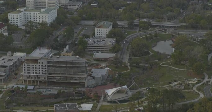 Tallahassee Florida Aerial V14 Tilt Up Shot Of Greenspace, Amphitheater And City - DJI Inspire 2, X7, 6k - March 2020