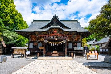 Obraz premium 新緑の秩父神社 拝殿