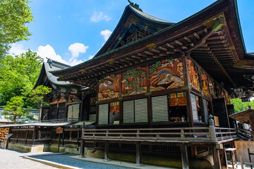 Naklejka premium 新緑の秩父神社 拝殿と本殿