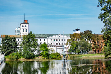 Łódź miasto biała fabryka staw drzewa © Dariusz