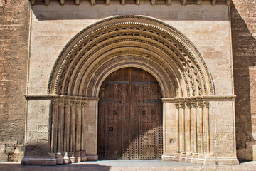 Detalle de la puerta de la Almoina en la catedral de Valencia