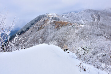 Fototapeta na wymiar 丹沢山地 雪の烏尾山を望む