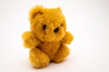 un petit ours brun en peluche