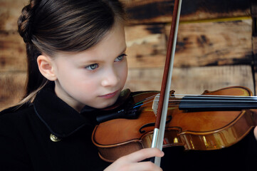 Beautiful young girl plaing the violin