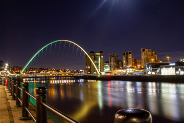 Fototapeta na wymiar Millennium bridge at night