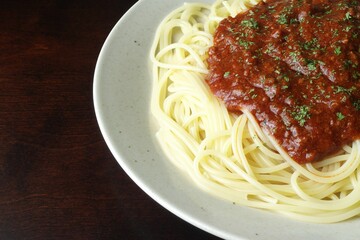 テーブルの上のボロネーズソースのスパゲッティ