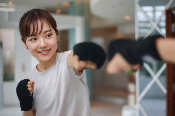 シャドーボクシングをする女性