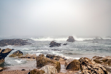 Magische-Mystisches Meer. Nebel, Fog, Mist, Wolken, Wellen, Steine am Strand mit Blick auf den...
