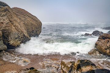 Magische-Mystisches Meer. Nebel, Fog, Mist, Wolken, Wellen, Steine am Strand mit Blick auf den...
