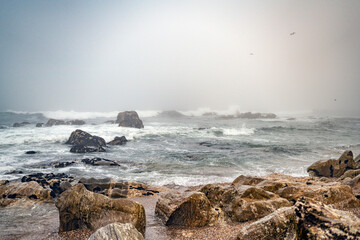 Magische-Mystisches Meer. Nebel, Fog, Mist, Wolken, Wellen, Steine am Strand mit Blick auf den ewigen Ozean.