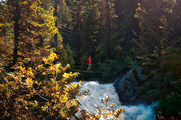 Bunte Herbst Landschaft mit einem jungen Wanderer 
