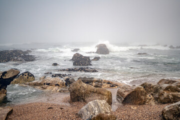 Magische-Mystisches Meer. Nebel, Fog, Mist, Wolken, Wellen, Steine am Strand mit Blick auf den ewigen Ozean.