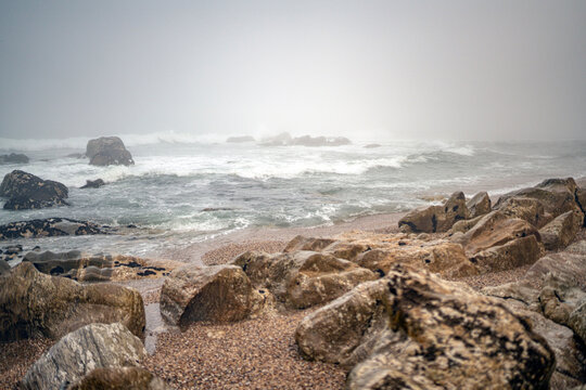 Magische-Mystisches Meer. Nebel, Fog, Mist, Wolken, Wellen, Steine am Strand mit Blick auf den ewigen Ozean.