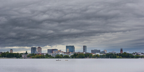 Fototapeta premium Pano Alsterufer Hamburg Sankt Georg unter dunklen Wolken