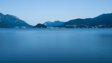 Fototapeta na wymiar Lago di Como con il promontorio di Bellagio fotografati da Menaggio