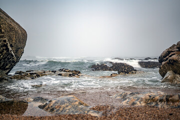 Magische-Mystisches Meer. Nebel, Fog, Mist, Wolken, Wellen, Steine am Strand mit Blick auf den...