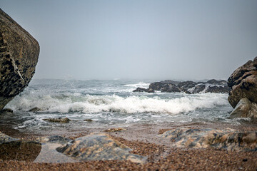 Magische-Mystisches Meer. Nebel, Fog, Mist, Wolken, Wellen, Steine am Strand mit Blick auf den...