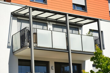 Metallbalkon mit Edelstahl-Handlauf und Sichtschutz an einer Mehrfamilien-Wohnanlage