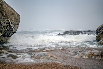 Magische-Mystisches Meer. Nebel, Fog, Mist, Wolken, Wellen, Steine am Strand mit Blick auf den...