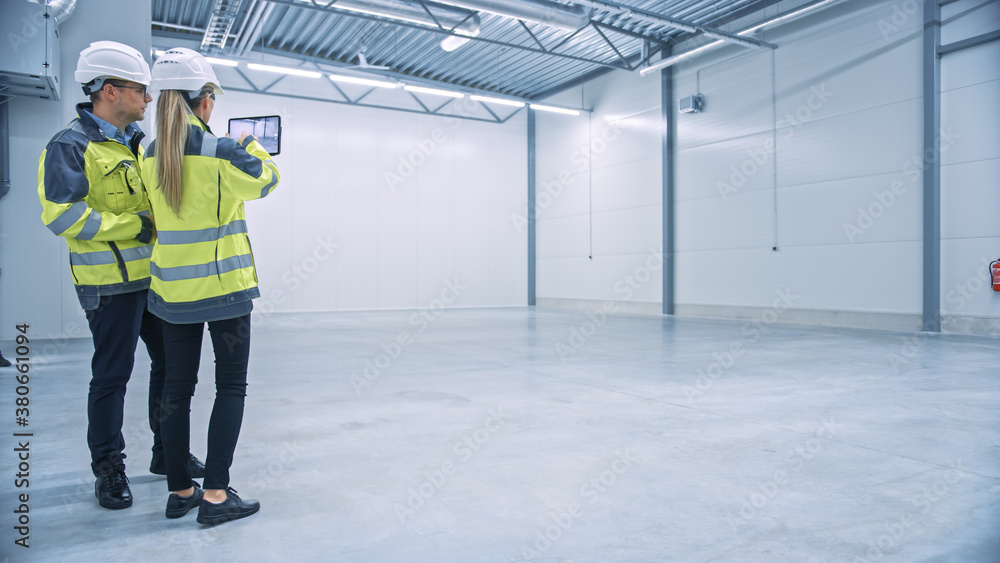 Aufkleber Industry 4.0 Modern Factory: Two Engineers Use Digital Tablet Computer with Augmented Reality Software Visualizing of Manufacturing Plant Room Mapping, Factory Layout. Illustrative Mock-up Concept