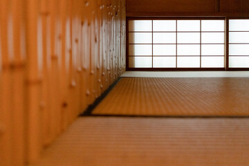 料理屋にある竹壁と障子窓の和室