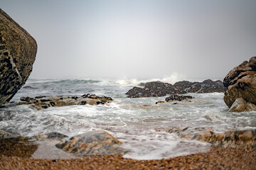 Magische-Mystisches Meer. Nebel, Fog, Mist, Wolken, Wellen, Steine am Strand mit Blick auf den...
