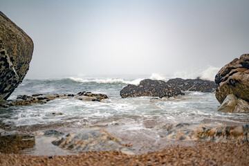 Magische-Mystisches Meer. Nebel, Fog, Mist, Wolken, Wellen, Steine am Strand mit Blick auf den...
