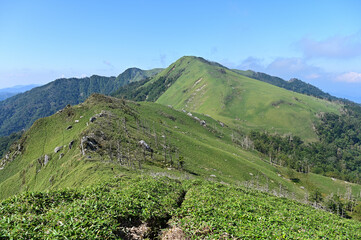 Obraz premium 四国で最も美しい山「三嶺（さんれい、みうね）」と西熊山