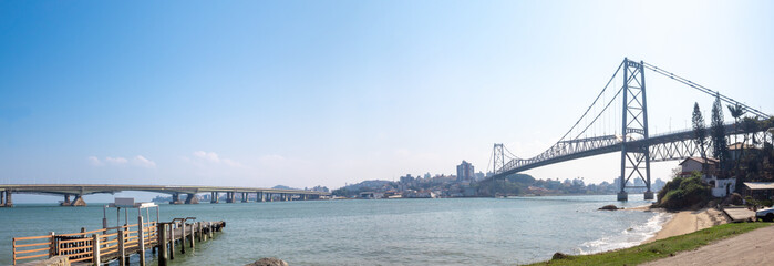 Vista panorâmica dos símbolos de  Florianópolis as  Ponte Pedro Ivo e  Colombo Salles e a Ponte Hercílio Luz, Santa Catarina, Brasil, florianopolis