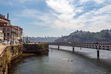 Fototapeta premium Porto, Portugal, historische Architektur in der Altstadt mit Blick auf den Douro River.