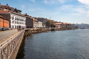 Obraz premium Porto, Portugal, historische Architektur in der Altstadt mit Blick auf den Douro River.