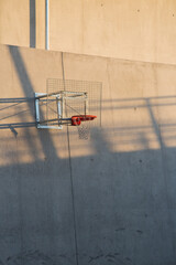 Bau von modernen Sportanlagen im Freien: Basketball Korb an einer Beton Mauer im Abendlicht