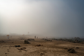 Magische-Mystische Strandlandschaft. Nebel, Fog, Mist, Wolken am Stand mit Menschen in der Distanz...