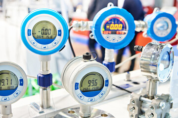 Electronic digital pressure gauge for precision measurements
