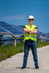 Obraz premium Engineer on a solar plant. Green energy. Electricity. Power energy panels.