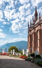 Fototapeta premium Friedhof und Mausoleum in Schenna Südtirol 