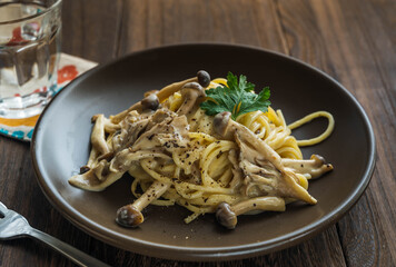キノコのパスタ　カルボナーラ