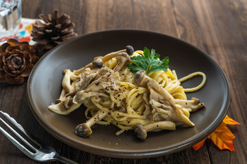 キノコのパスタ　カルボナーラ