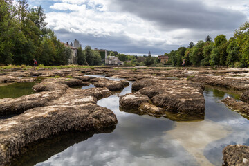 Les marmites des géants, le long de la rivière L'Ain, à Pont-de-Poitte, dans le Jura
