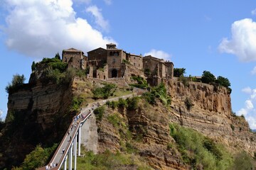 Civita di Bagnoregio - Vista dal basso sul ponte