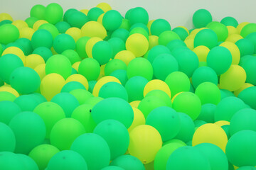 초록색, 노란색 풍산 또는 공으로 가득차 있는 방