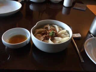 한국 전통 음식인 만둣국