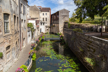 Le centre-ville de Dôle, petite Venise du Jura, et ses canaux, en Franche-Comté