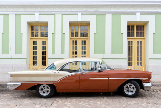 Fototapeta Vintage car in Trinidad