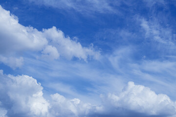 Obraz premium Blue sky with dramatic cumulus clouds.