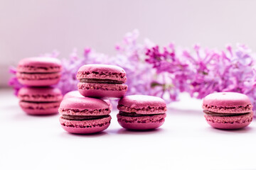 Obraz na płótnie Canvas pink macaroons with chocolate filling on floral background