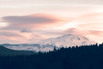 Fototapeta na wymiar sunrise in the mountains